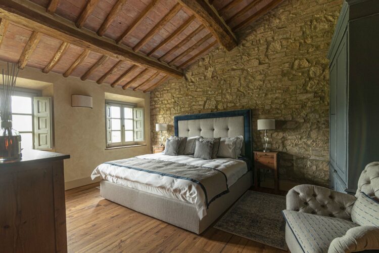 Amante Del Golf Ferienvilla Toskana Chianti Schlafzimmer Steinmauer