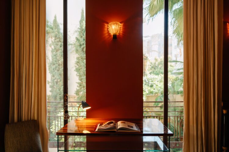 Art Retreat Athen Luxus Ferienhaus Altstadt Mieten Schreibtisch