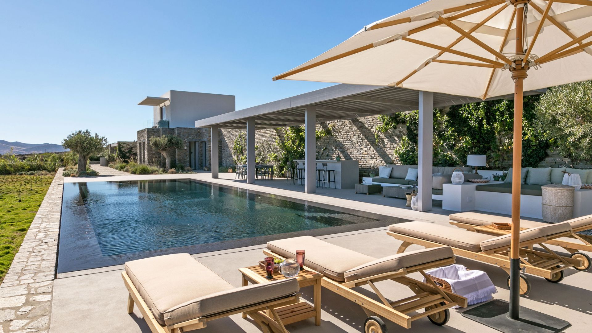 Asterias One Luxus Ferienhaus Paros Am Strand Mieten Liegen