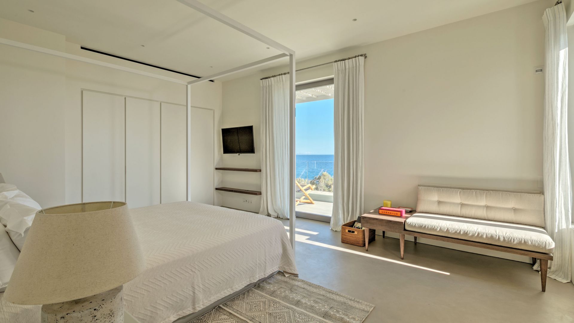 Asterias One Luxus Ferienvilla Paros Am Strand Mieten Master Bedroom