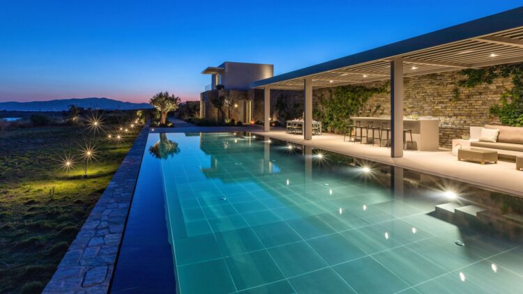 Asterias One Luxus Ferienvilla Paros Am Strand Mieten Pool By Night