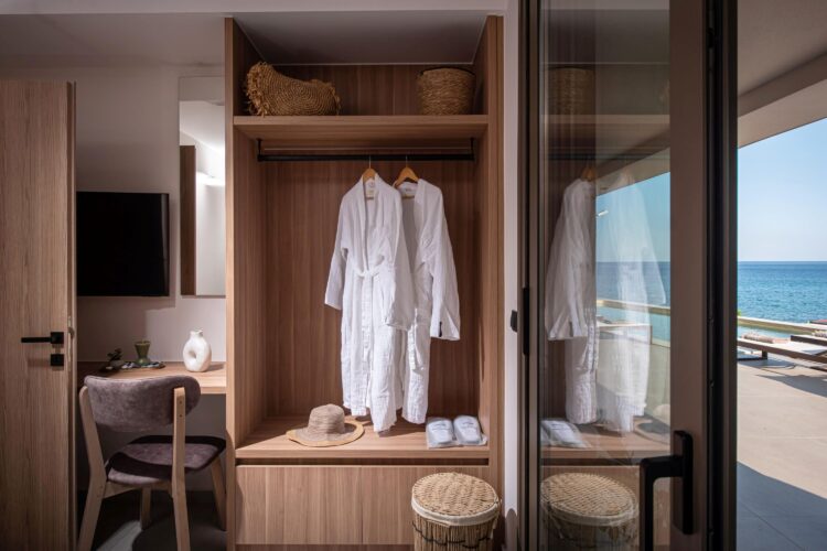 Baech Villa Paralia Luxus Ferienhaus Kreta Am Strand Mieten Kleiderschrank
