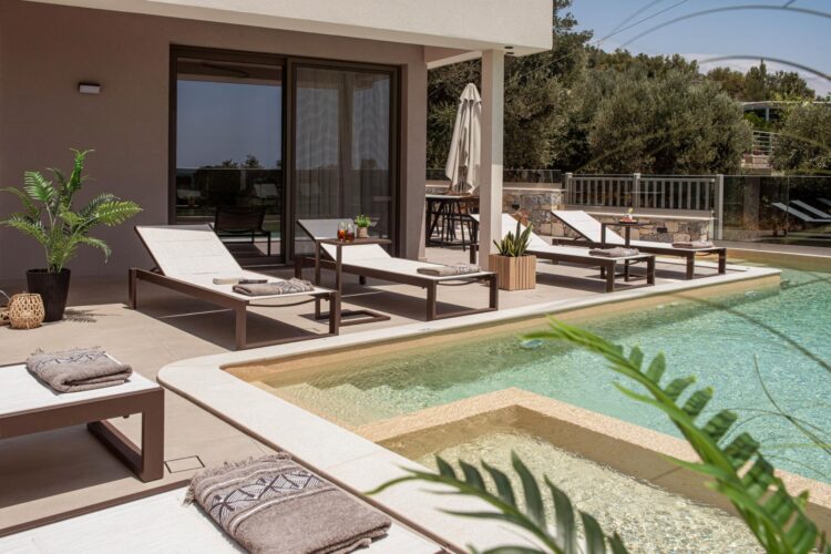 Baech Villa Paralia Luxus Ferienvilla Kreta Am Strand Mieten Liegen