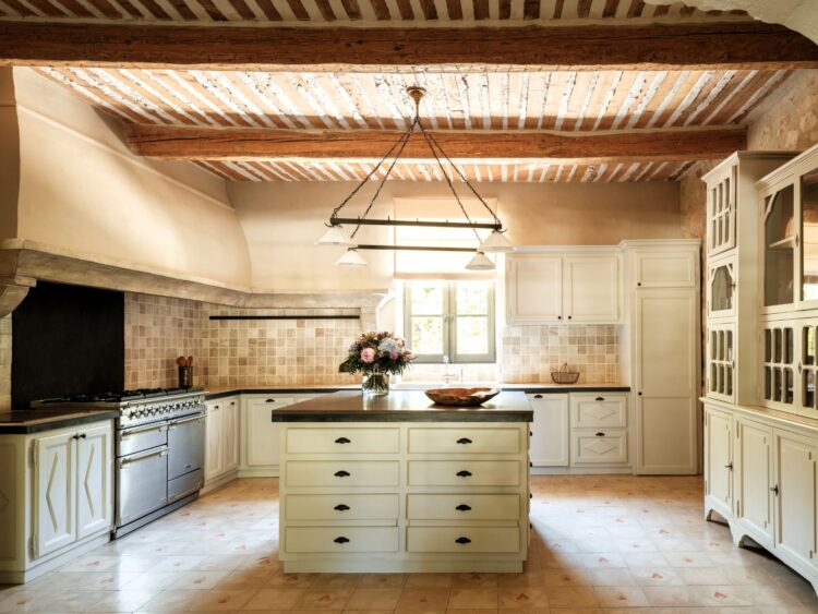 Bastide Eygalieres Luxus Ferienhaus Provence Mieten Küche