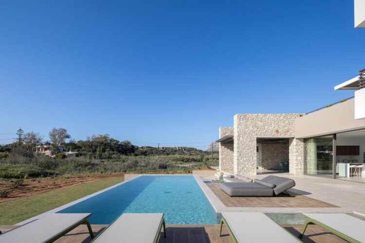 Beach Villa Tersana Luxus Ferienhaus Kreta Mieten Liegen