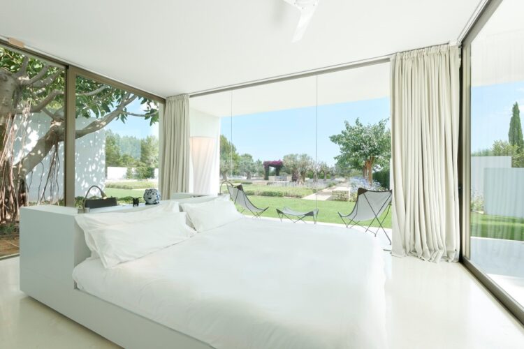 Can Jardin Exklusives Ferienhaus Ibiza Mieten Schlafzimmer Mit Glasfront