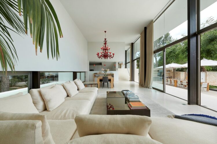 Can Jardin Luxus Villa Ibiza Mieten Wohnzimmer Mit Deckenhohen Fenstern
