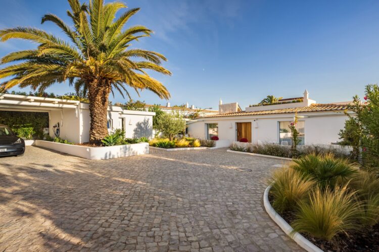 Casa Saudade Luxus Ferienhaus Portugal Mieten Parkplatz