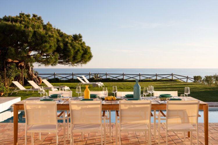 Casa Saudade Luxus Ferienhaus Portugal Mieten Tisch