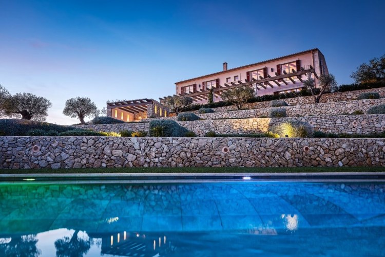 Luxus Finca Villa Mallorca mieten Casa Concos | Pool und Villa abends