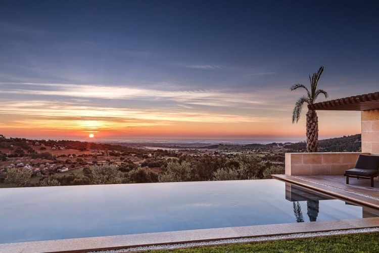 Luxus Finca Ferienhaus auf Mallorca mieten Casa Concos | Sonnenuntergang vom Pool betrachtet