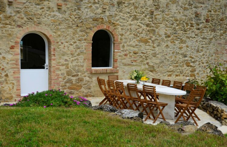 Charming Farmhouse Luxus Ferienhaus Toskana Italien Mieten Tisch