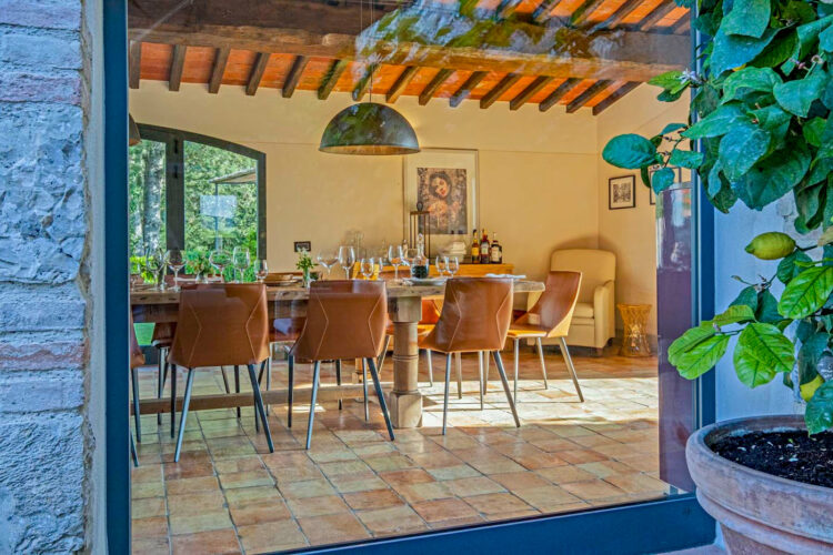 Chianti Country Estate Ferienhaus Toskana Mieten 14 Personen Esstisch Blick Von Draussen