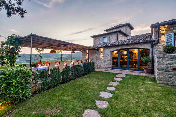 Chianti Country Estate Ferienhaus Toskana Mieten 14 Personen Esstisch Aussenbereich Mit Pergola