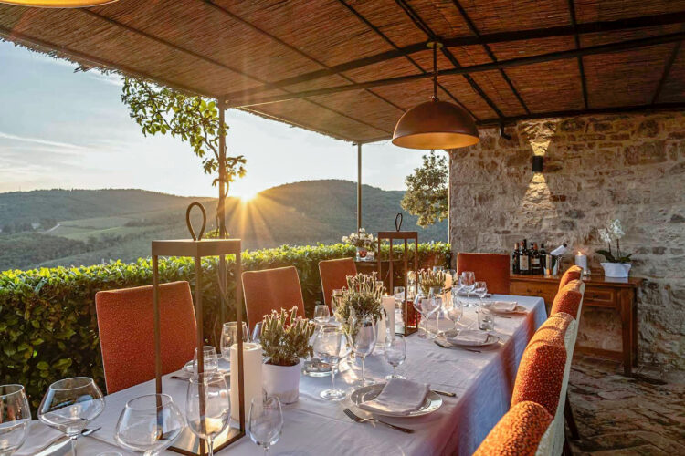 Chianti Country Estate Ferienhaus Toskana Mieten 14 Personen Esstisch Aussenbereich Mit Sonnenuntergang Gedeckt