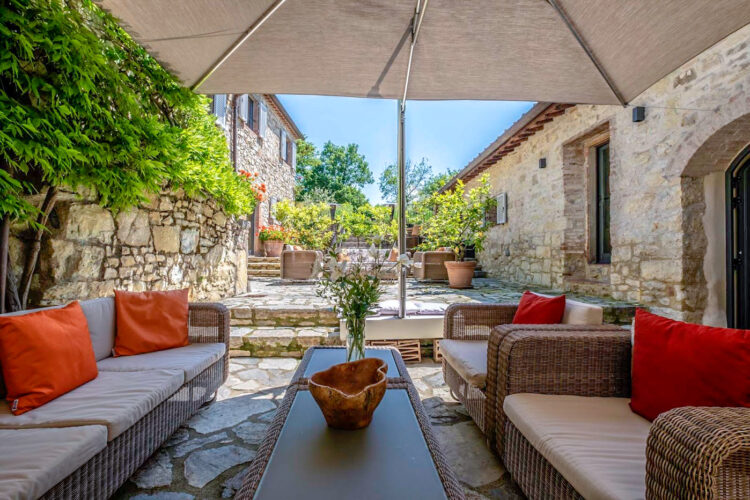Chianti Country Estate Ferienhaus Toskana Mieten 14 Personen Innenhof Loungemöbel