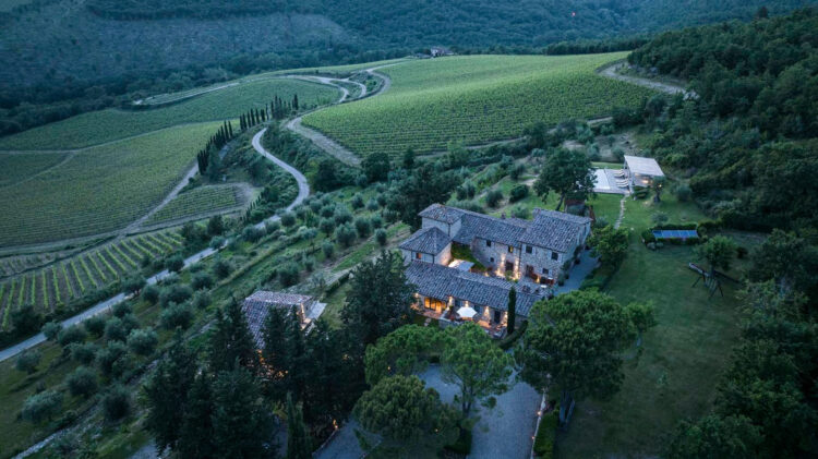 Chianti Country Estate Ferienhaus Toskana Mieten 14 Personen Luftaufnahme Pool Gebäude Abendstimmung