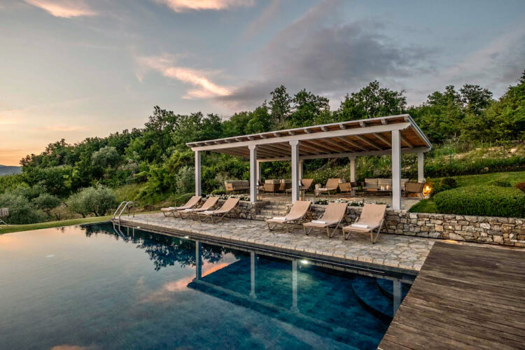 Chianti Country Estate Ferienhaus Toskana Mieten 14 Personen Pool Liegestühle Abendstimmung