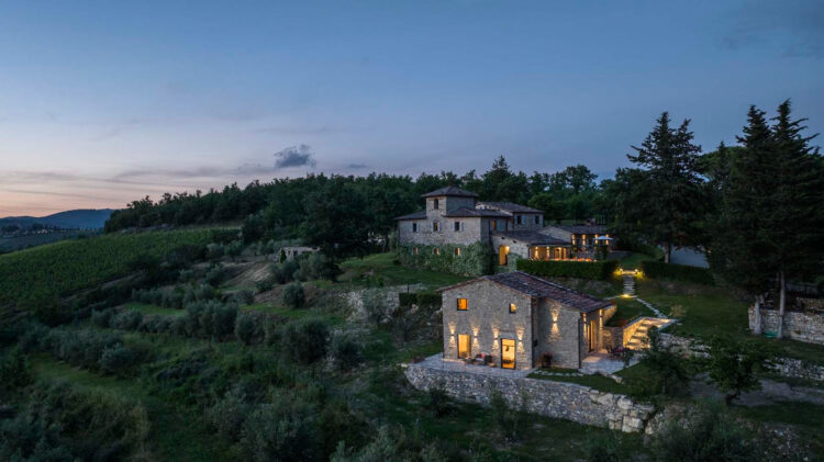 Chianti Country Estate Ferienhaus Toskana Mieten 14 Personen Pool Liegestühle Abendstimmung Weinberge