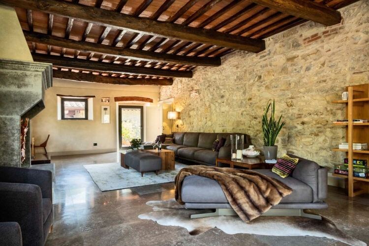 Chianti Country Estate Ferienhaus Toskana Mieten 14 Personen Wohnzimmer Mit Kamin 2