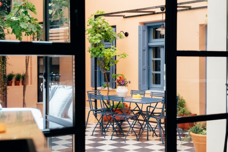 City Escape Athen Luxus Ferienhaus Altstadt Mieten Blick In Den Innenhof