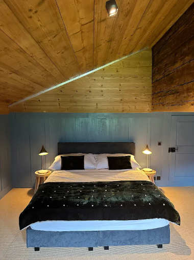 Cozy Club Chalet Ferienvilla Schweiz Gstaad Mieten Master Bedroom32