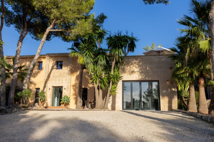 Design Finca Porto Colom Luxus Ferienhaus Mallorca Mieten Außenansicht