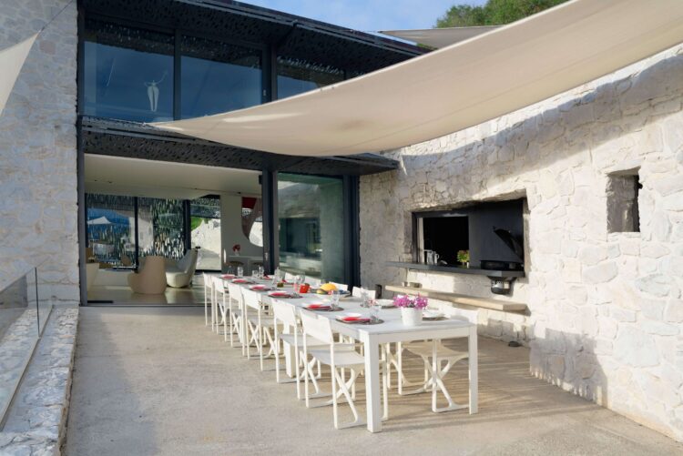 Designvilla Lucca Luxus Ferienhaus Toskana Italien Outdoor Esstisch