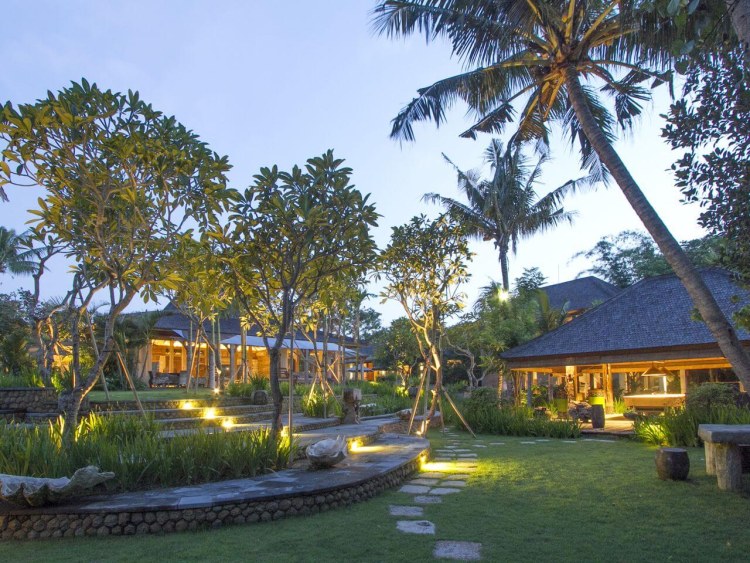 Echo Beach Villa Bali Garten Abends