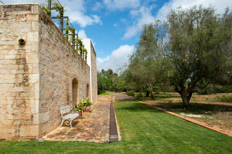 Escalera Cielo Exklusive Finca Mallorca Mieten Santanyi Garten Rasenfläche 2