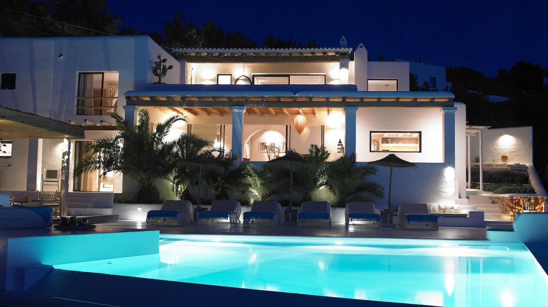Finca Ethno Mar Exklusives Ferienhaus Mit Meerblick Ibiza Pool Am Abend