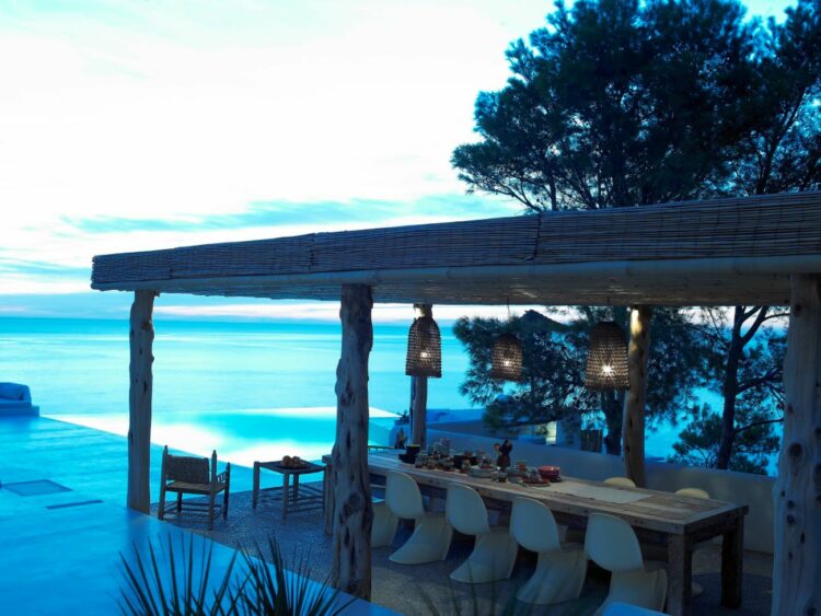 Finca Ethno Mar Villa Mit Meerblick Auf Ibiza Mieten Esstisch Auf Der Veranda Mit Ausblick