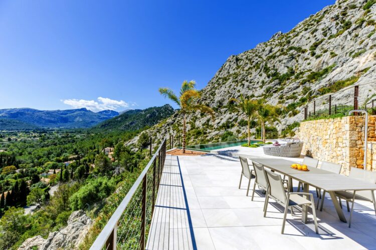 Finca Mariluz Luxuriöses Ferienhaus Mallorca Mieten Outdoor Esstisch