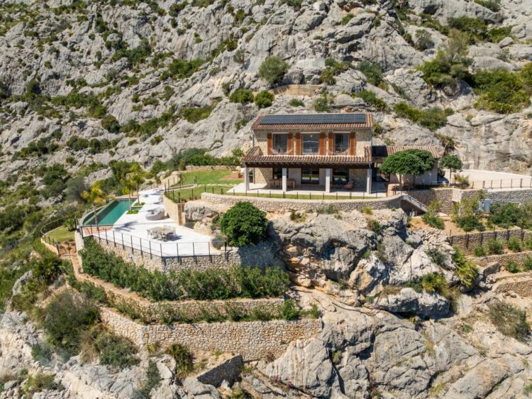 Finca Mariluz Luxus Ferienvilla Mallorca Mieten Drohnenaufnahme Lage Am Berg Vorderansicht