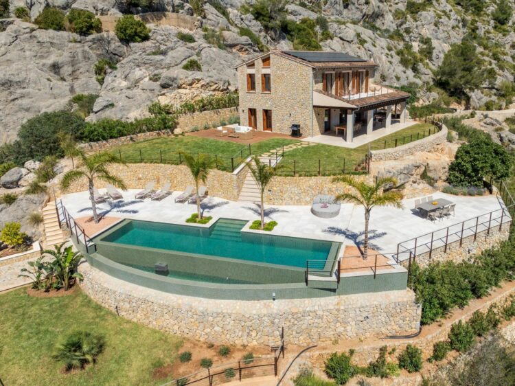 Finca Mariluz Luxus Ferienvilla Mallorca Mieten Drohnenaufnahme Pool