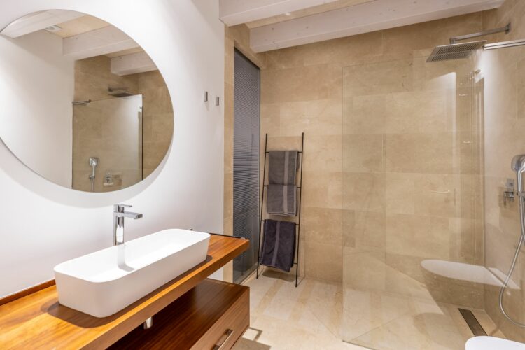 Finca Mariluz Luxus Villa Mallorca Mieten Modernes Badezimmer