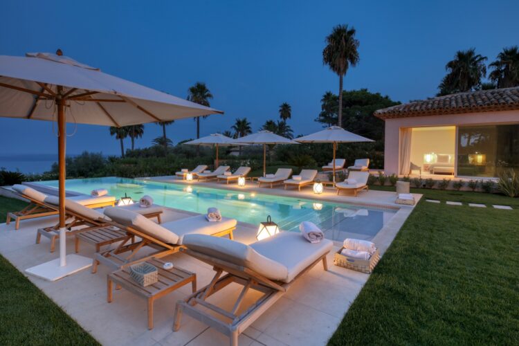 Heavenly Pampelonne Retreat Luxuriöses Ferienhaus Cote D Azur St Tropez Pool By Night