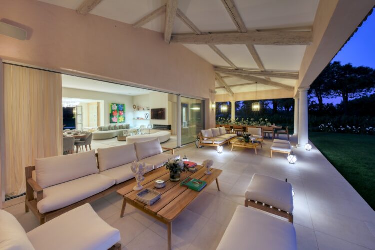 Heavenly Pampelonne Retreat Luxuriöses Ferienhaus Cote D Azur St Tropez Veranda Am Abend