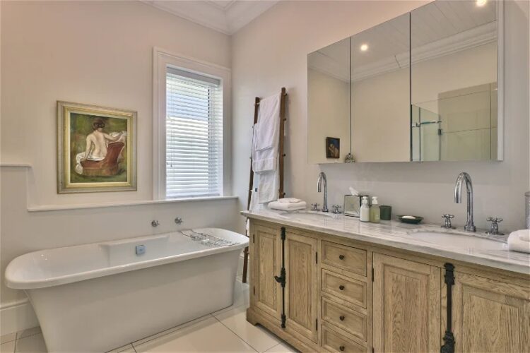 Hermanus Homestead Luxus Ferienvilla Bei Kapstadt Mieten Helles Bad