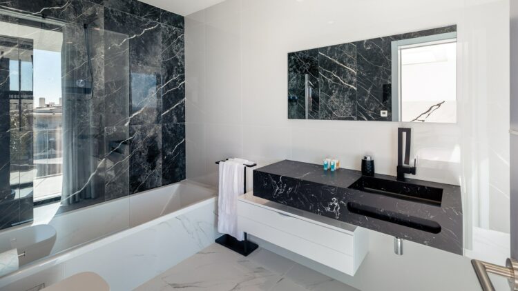 Hollywood Mansion Algarve Luxuriöses Ferienhaus Portugal Modernes Badezimmer