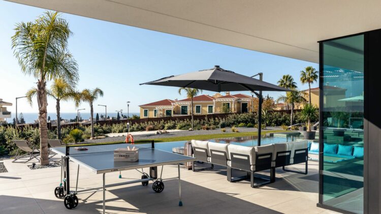 Hollywood Mansion Algarve Luxus Villa Portugal Sonnenterrase Mit Loungeare Und Tischtennis