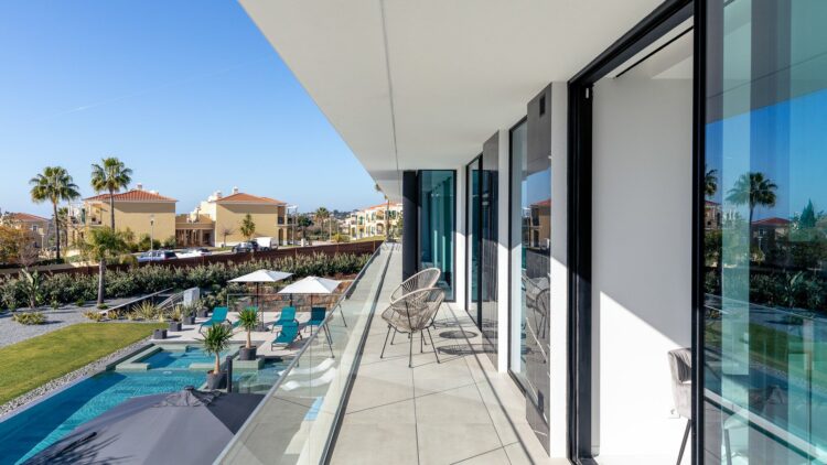 Hollywood Mansion Algarve Traumhaftes Ferienhaus Portugal Großzügiger Balkon