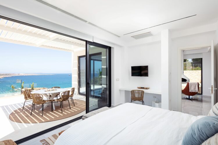 Kalathas Beachfront Villa Luxus Ferienhaus Kreta Schlafzimmer Gebäude Links