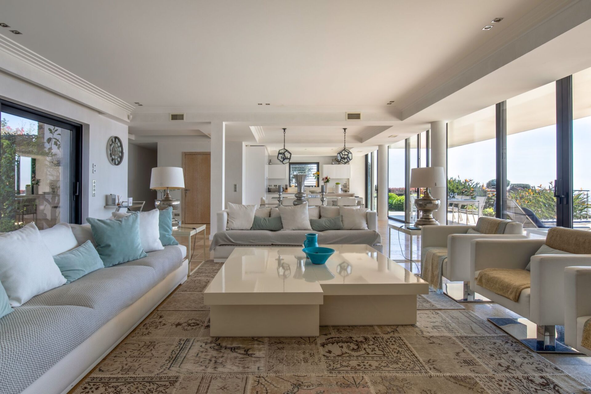 La Colline Blanche Luxus Ferienhaus Cote D Azur Mieten Couch