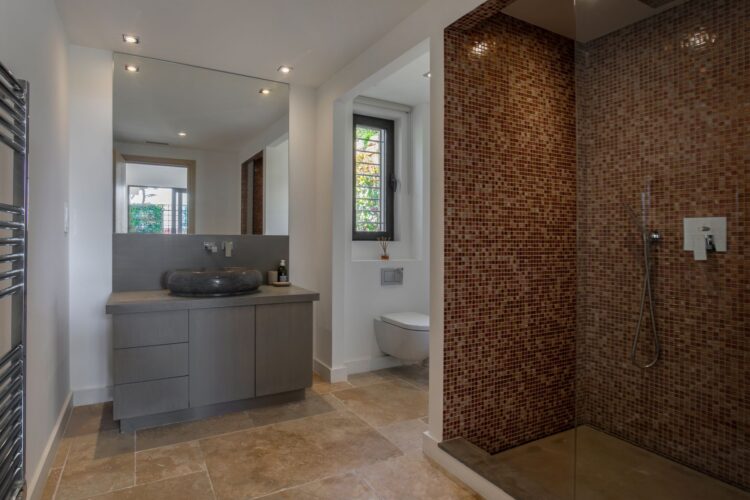 La Colline Blanche Luxus Ferienhaus Cote D Azur Mieten Dusche