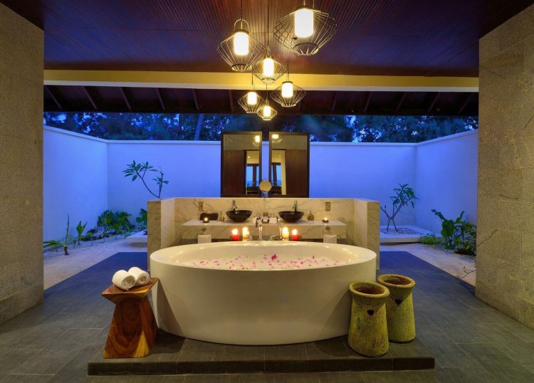 Malediven Atmosphere Kanifushi Sunset Pool Villa Bathroom And Tub