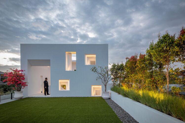 Mandala Oasis Canggu Bali – Abendstimmung Mit Beleuchtetem Garten