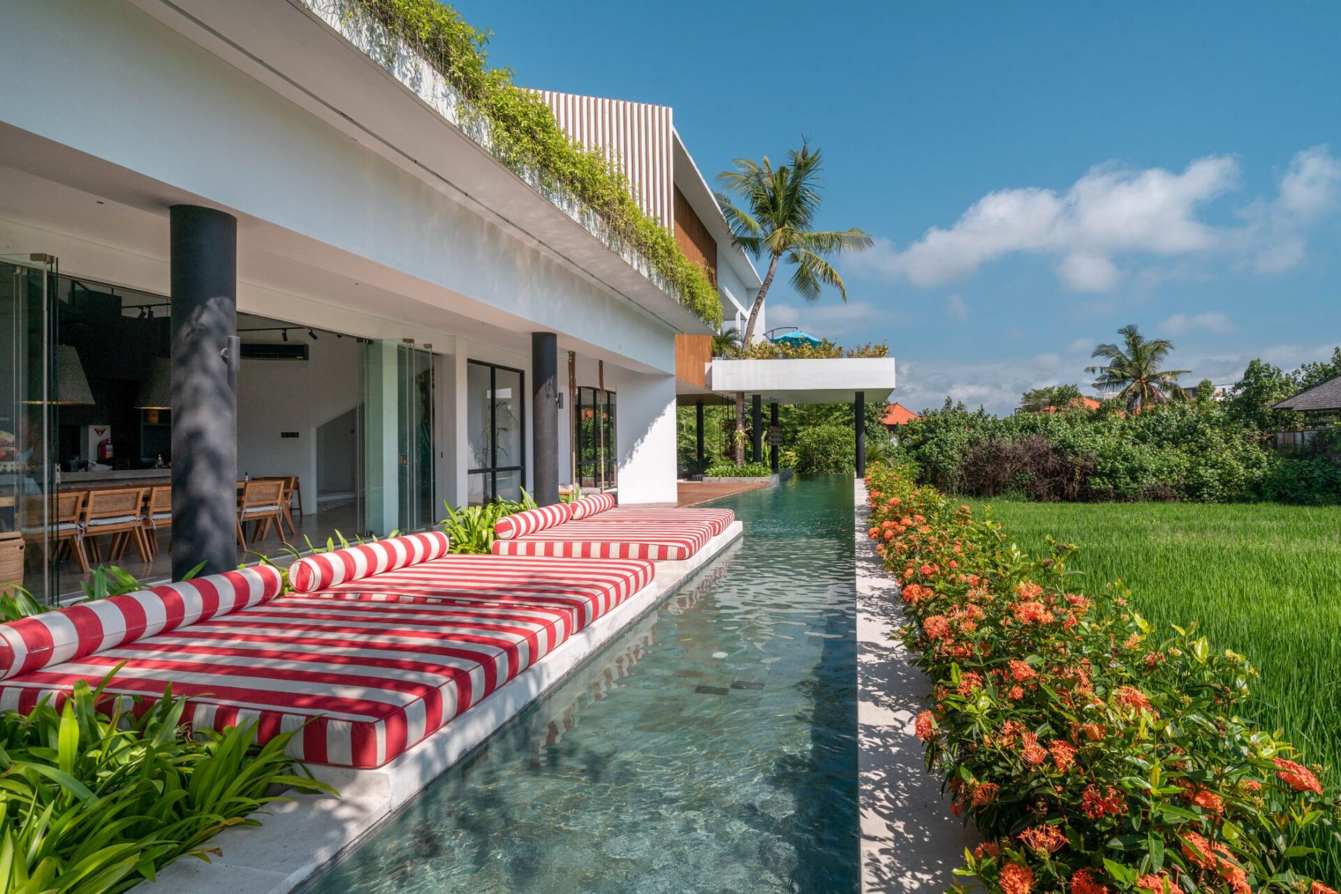 Mandala Oasis Canggu Bali – Blick Auf Den 26m Pool Mit Daybeds