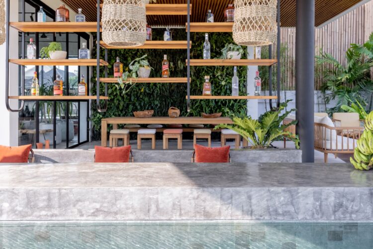 Mandala Oasis Canggu Bali – Infinity Pool Mit Swim Up Bar Bei Sonnenuntergang