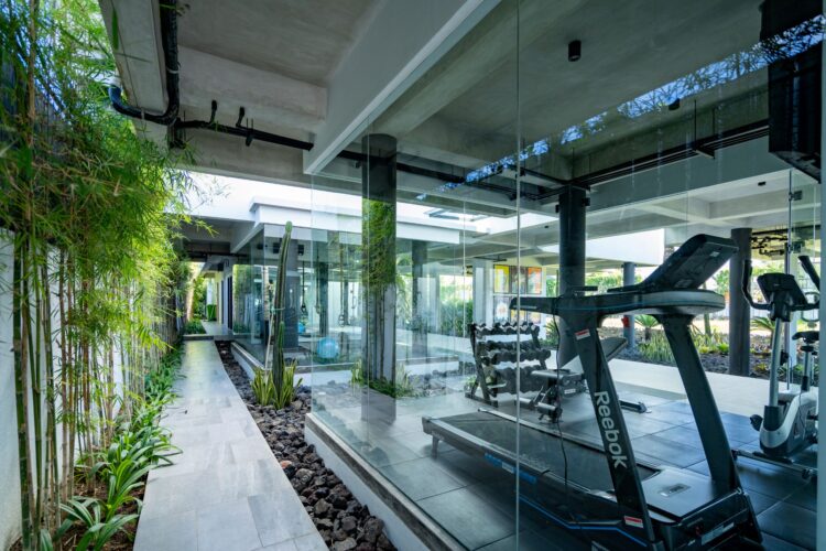 Mandala Oasis Canggu Bali – Privates Fitnessstudio Mit Spiegelwand Und Geräten